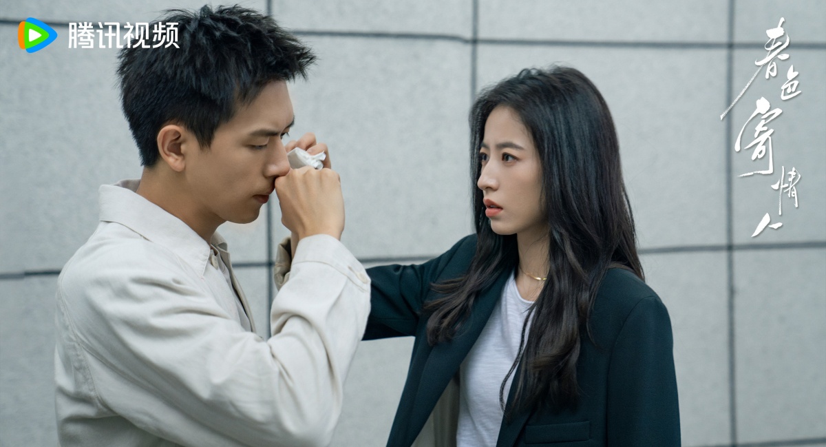 춘색기정인-이현과 주우동-티슈로 이현 닦아주려 하는 주우동