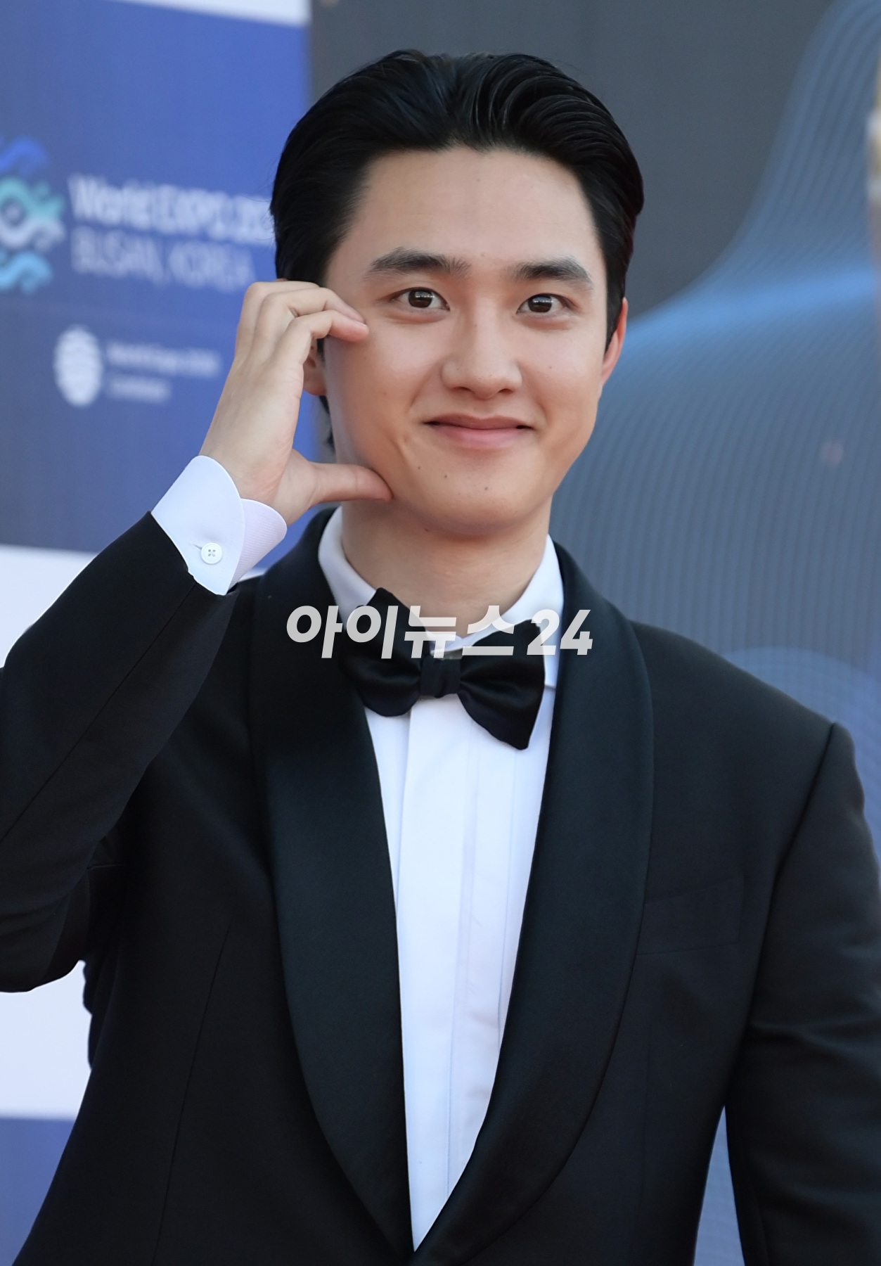 배우 도경수가 19일 인천 파라다이스시티에서 열린 제2회 청룡시리즈어워즈 레드카펫 행사에 참석하고 있다. [사진=정소희 기자]