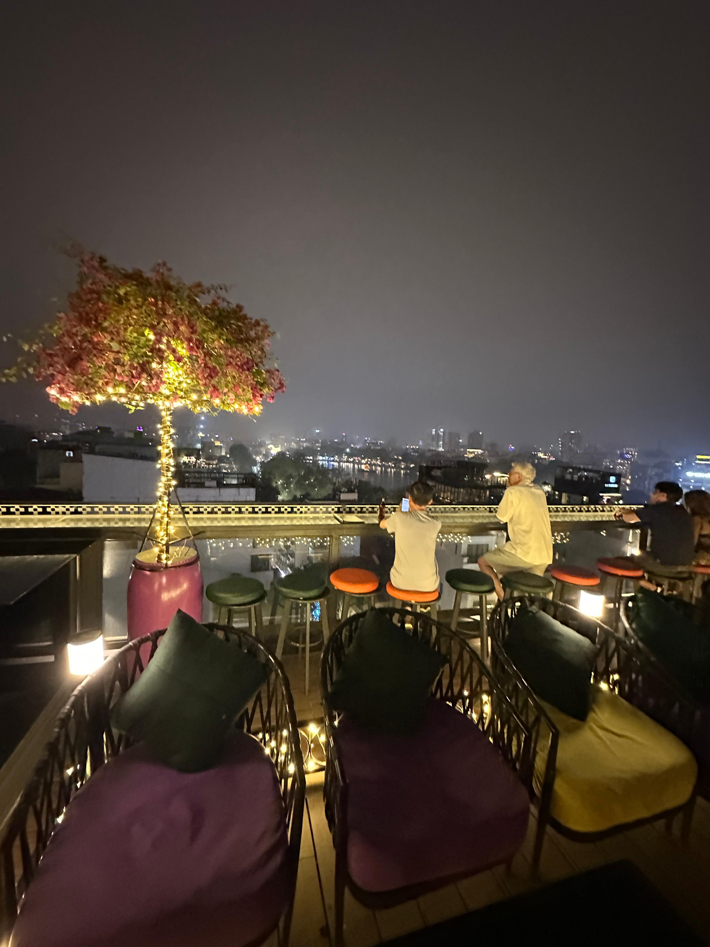 하노이 오로라 호텔 루프탑 바에서 보이는 야경