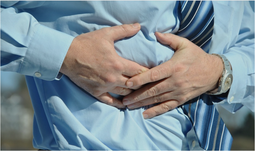 배를-누르는-남성의-손