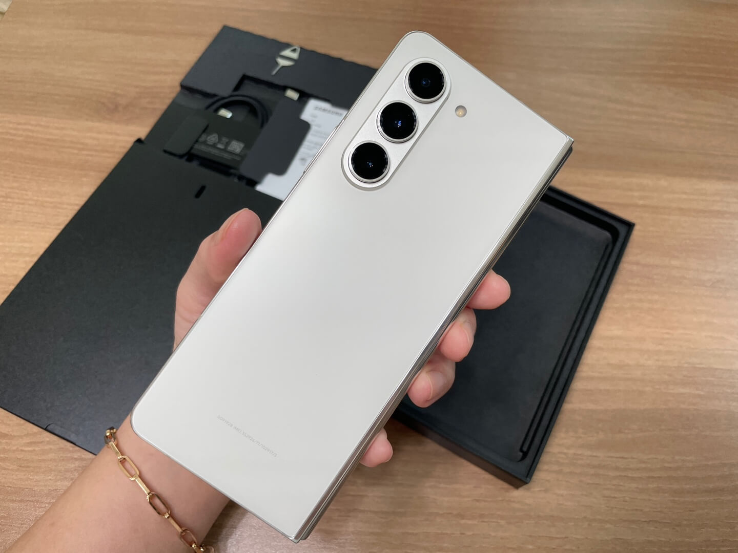 갤럭시 지폴드5 크림 언박싱 스펙 및 가격 정보