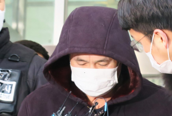 2021년 12월 14일 오전 인천 미추홀구 미추홀경찰서에서 살인 및 강도살인, 사체유기 혐의로 구속된 권재찬(52)씨가 검찰로 송치되고 있다. [사진=뉴시스]