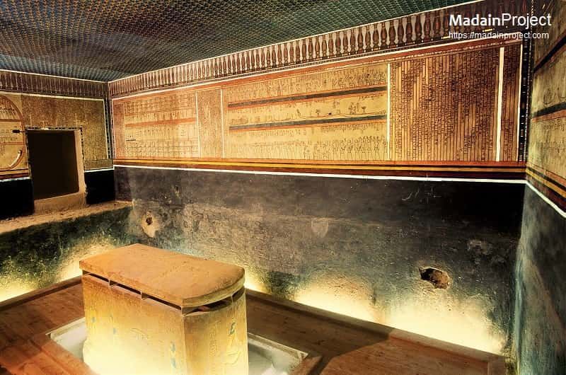 이집트 신왕국 시대의 귀족 무덤인 TT35 내부. 석관이 중앙에 놓여 있고, 벽면에는 제례 장면을 묘사한 정교한 벽화가 그려져 있다. 천장에는 별무늬 장식이 남아 있다