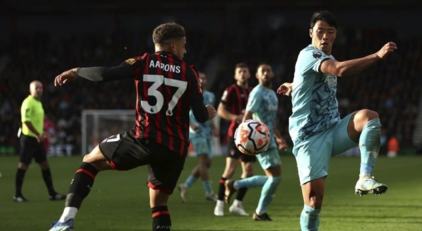 축구공을 무릎으로 막는 황희찬