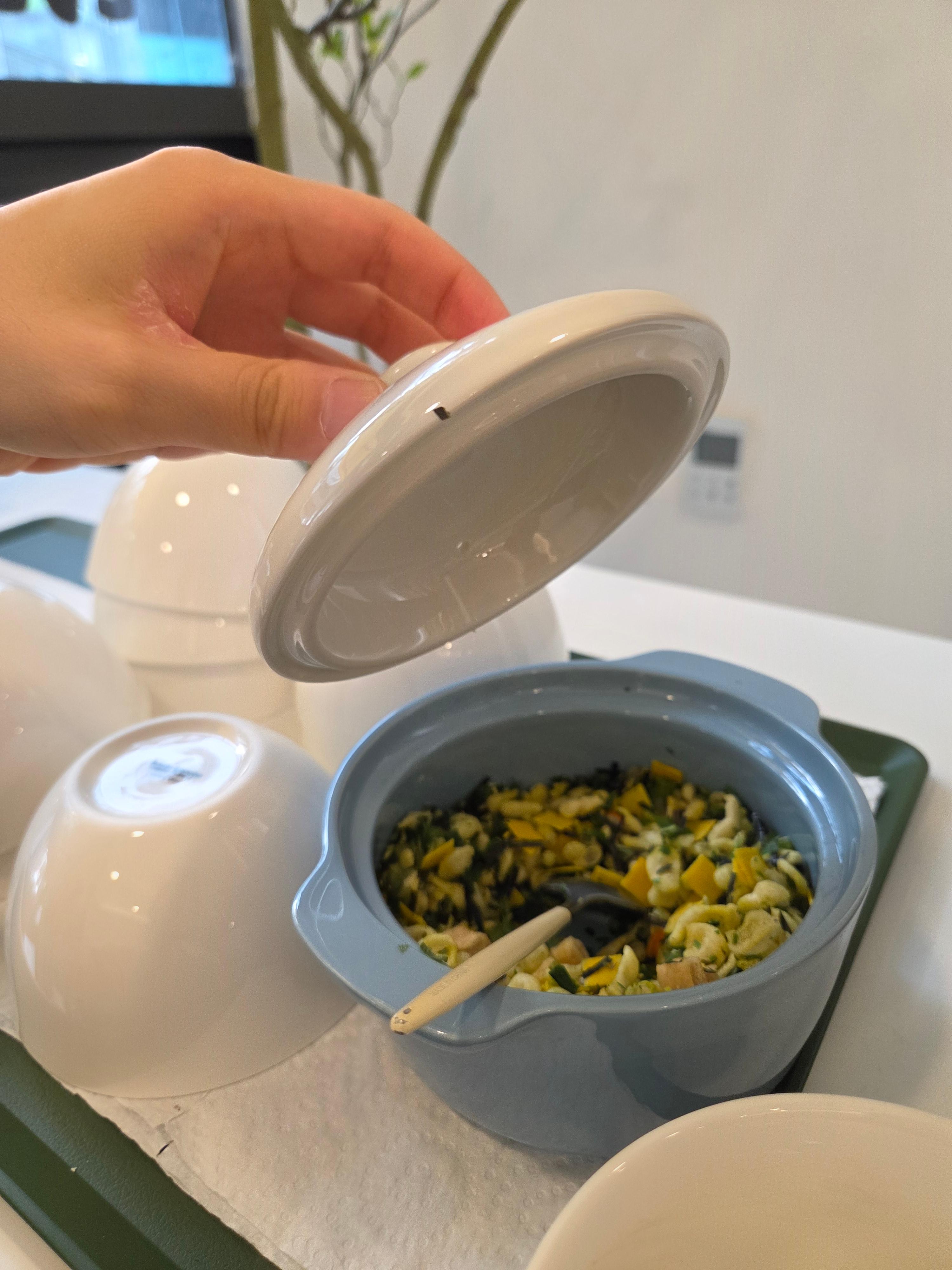 키토키토 셀프 코너&amp;#44; 김밥이나 두부유부키토에 곁들이기 좋은 우동국물 토핑이 담긴 용기