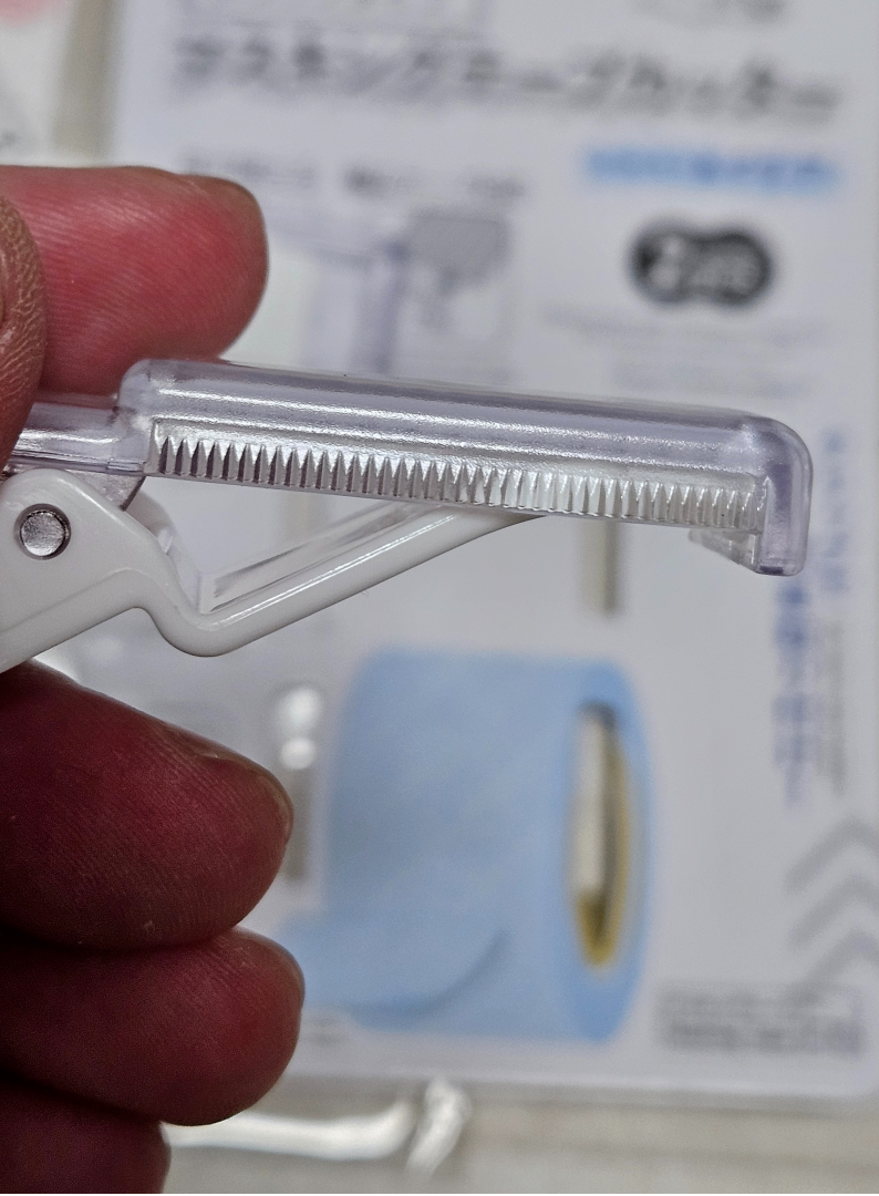 집게형 마스킹 테이프 커터의 톱니 모양 칼날 디테일 촘촘한 날 형태