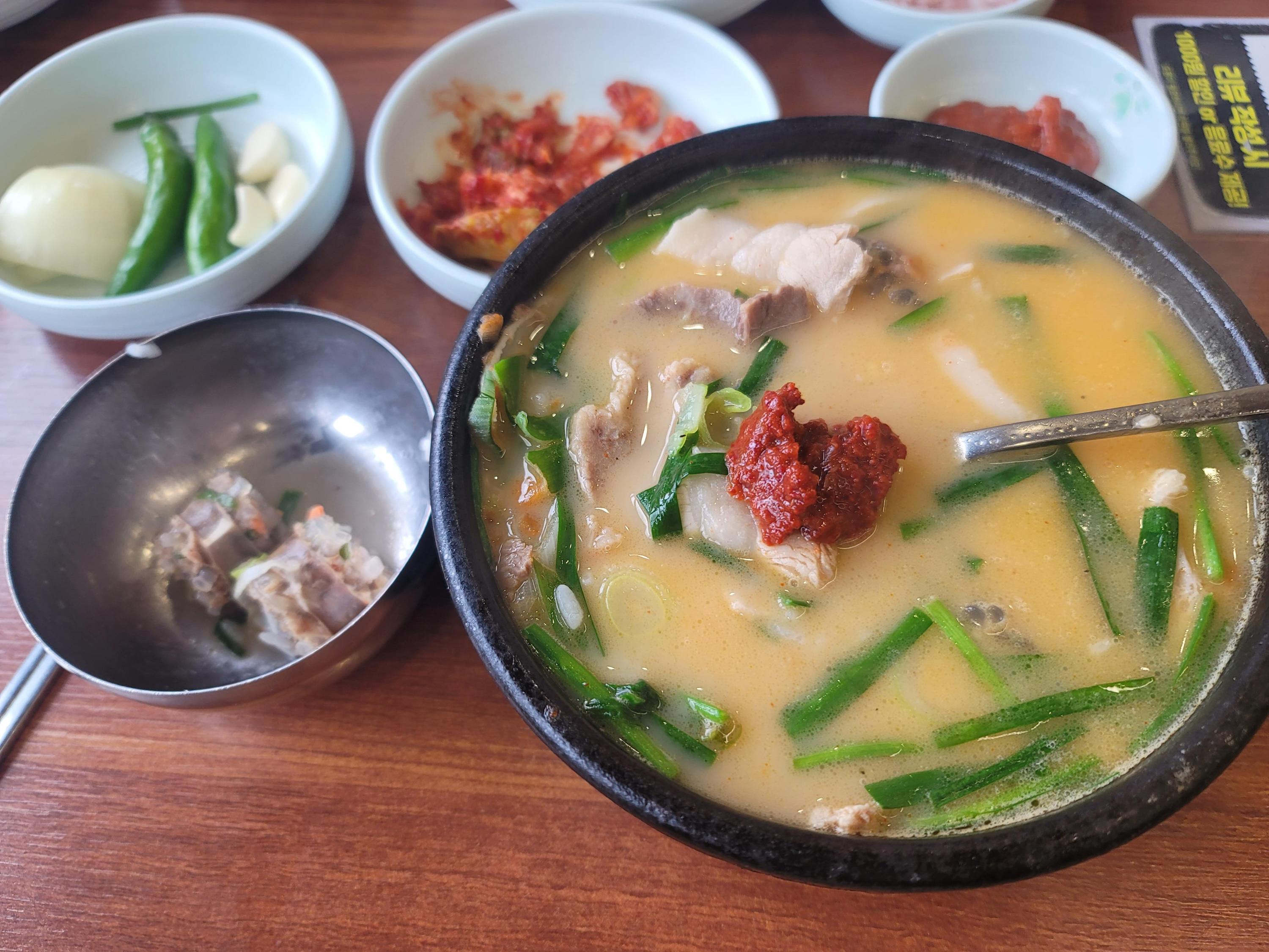 순대국밥에 부추와 다대기