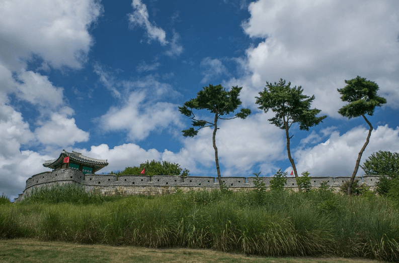 푸른 하늘 아래 수원화성 성곽 전경