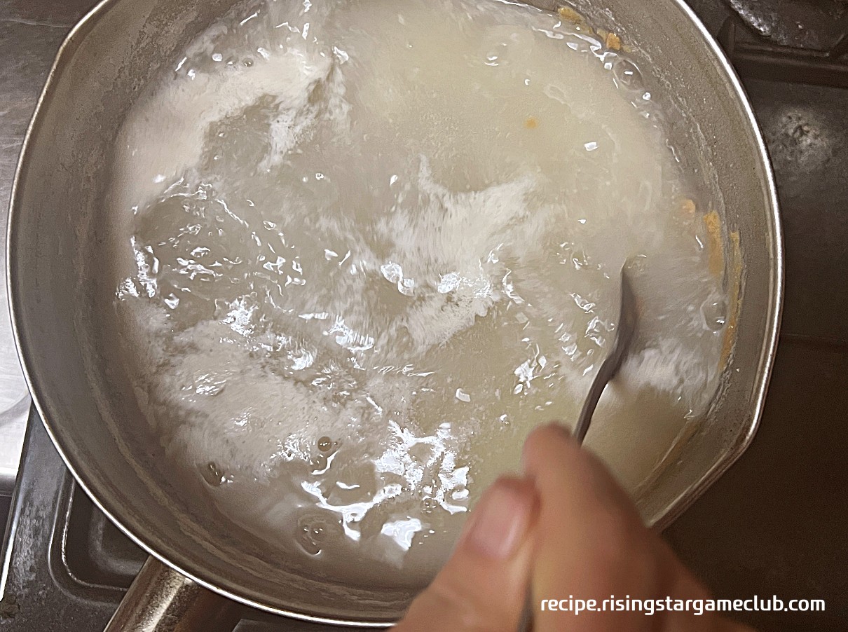 쑥 된장국에 된장 풀기