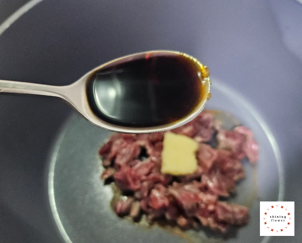 소고기미역국-달군 냄비에 소고기와 국간장과 다진마늘 넣고 볶기