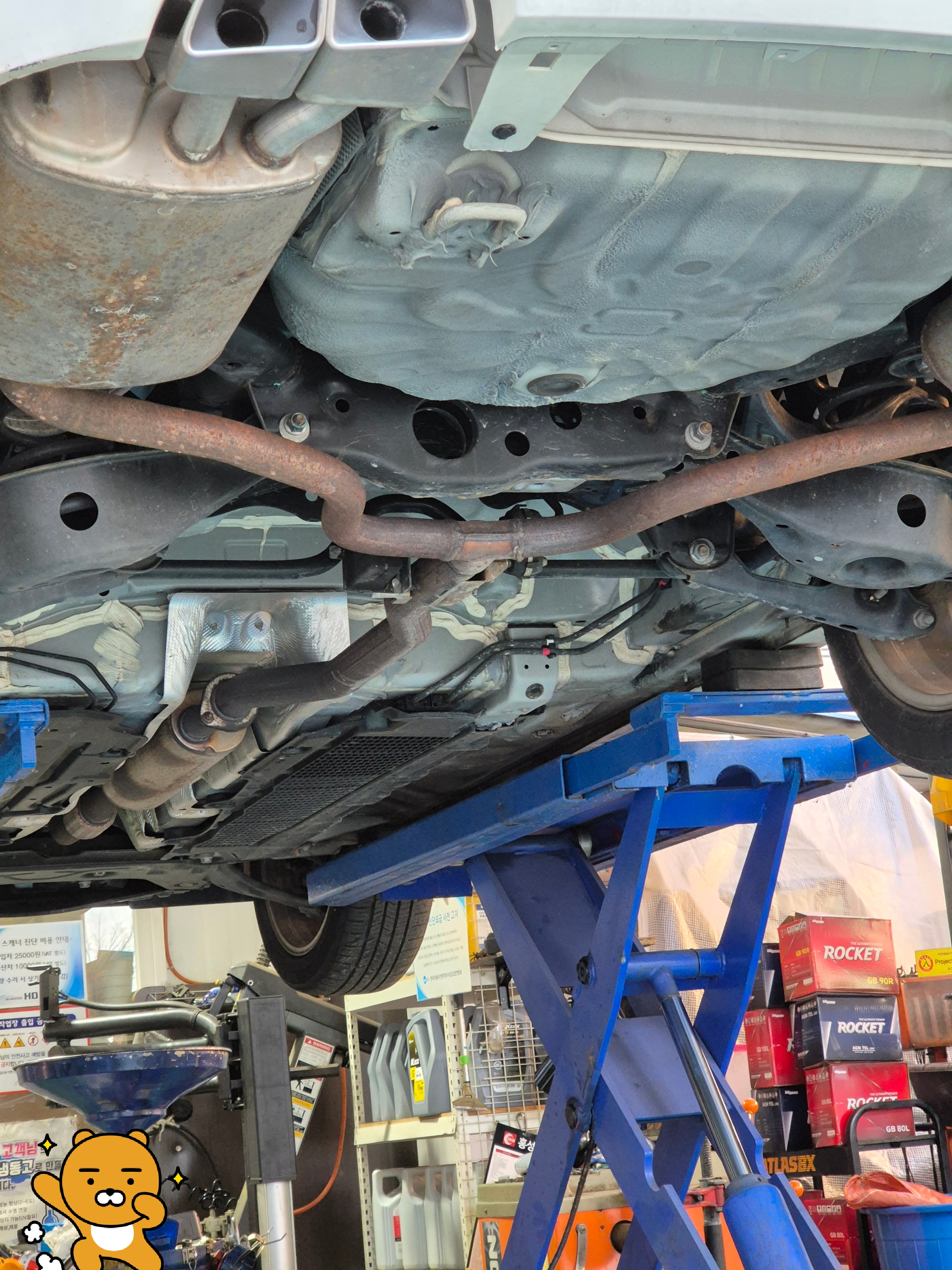 생각보다 녹슬지 않아서 다행이다. 2018년식 SM7 하체 사진