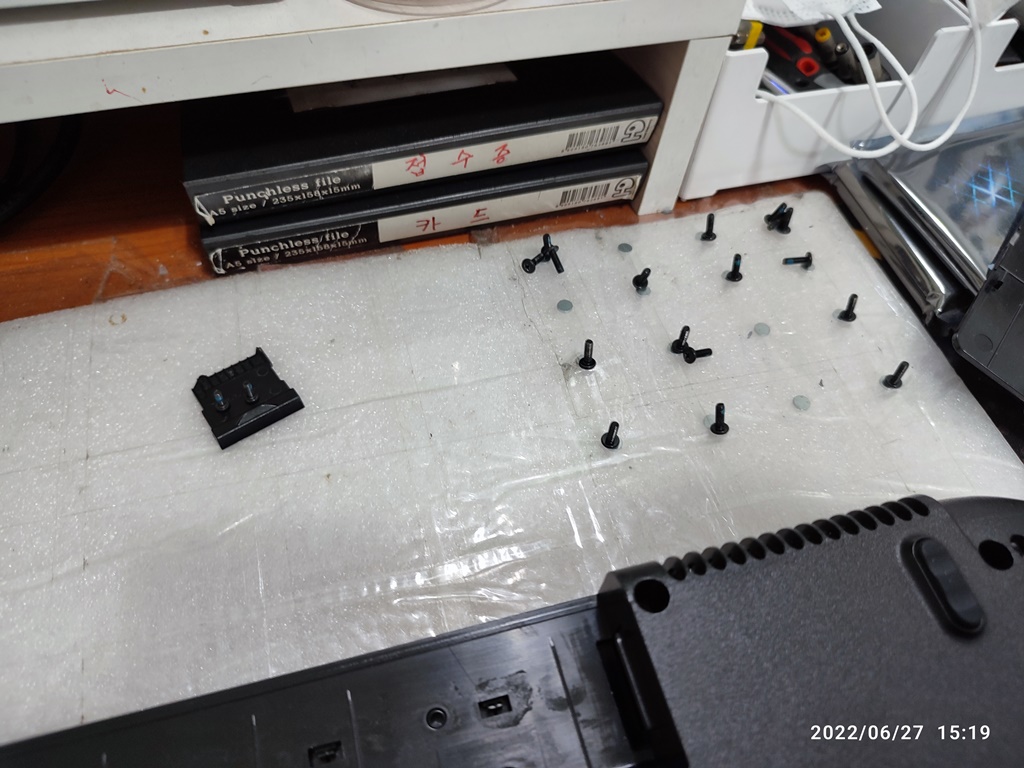 노트북 나사 보관 중