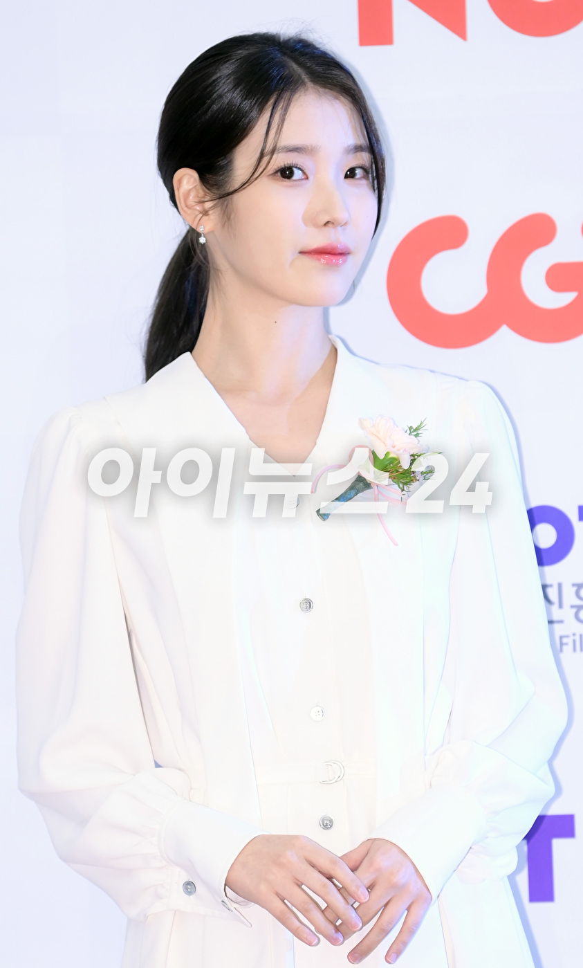 배우 이지은(아이유)이 23일 오후 서울 여의도 중소기업중앙회 KBIZ홀에서 진행된 제42회 &#39;한국영화평론가협회상&#39;(영평상) 시상식에 신인여우상 수상자로 참석해 포즈를 취하고 있다. [사진=정소희 기자]
