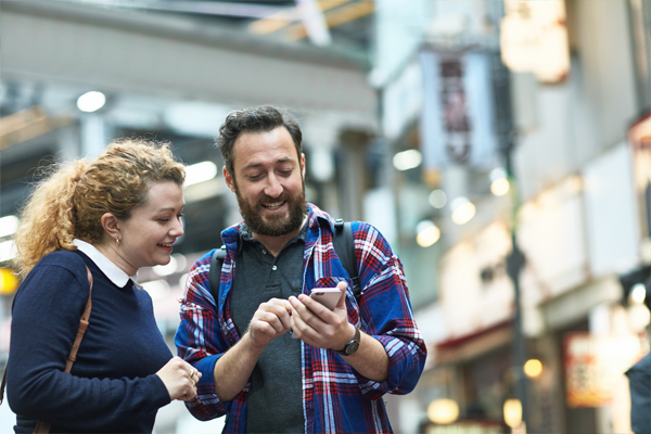 이미지 출처: Microsoft Bing 검색
현지인에게 스마트폰 번역 앱으로 길을 물어보는 외국인 사진. AI가 문화 교류의 매개체임을 보여준다.