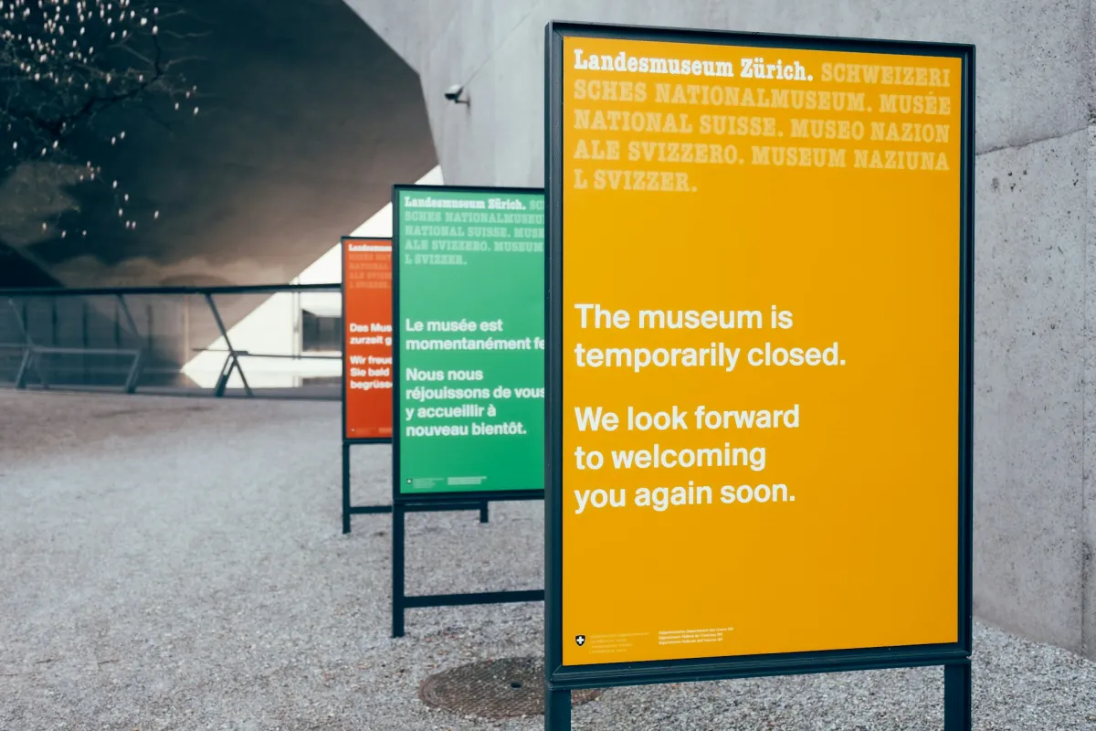 노란색-초록색-빨간색-배너-광고-표지판