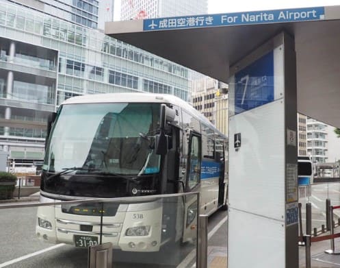 버스가 버스 정류장에 서 있다