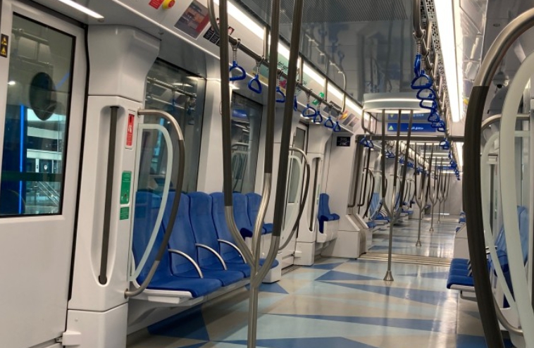 두바이 지하철 내부를 찍은 사진입니다.