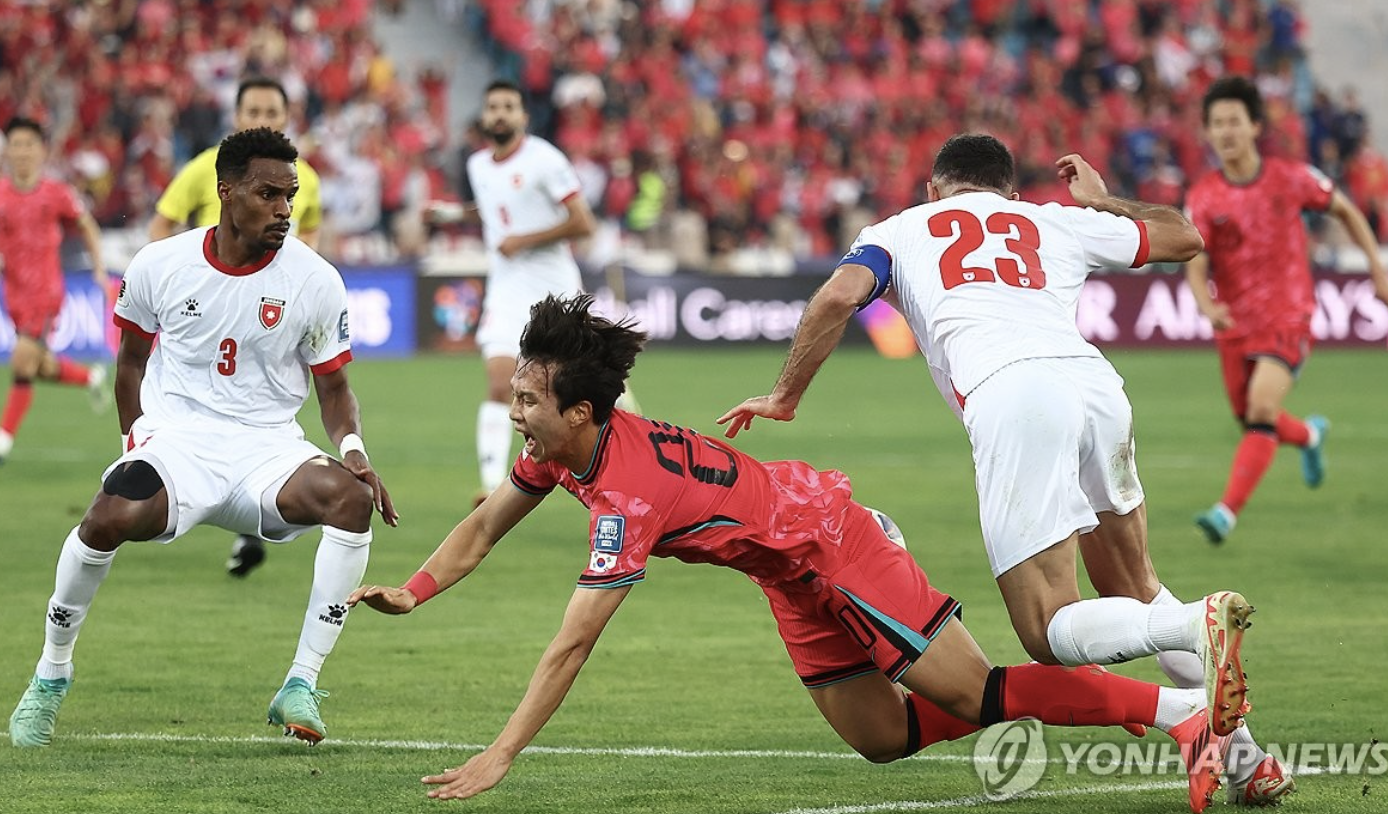 요르단 수비에 넘어져 부상당한 엄지성(사진출저.연합뉴스)