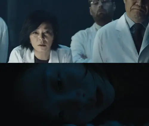 영화 마녀 세계관 비인간적인 뇌 생체 실험을 주도하는 닥터백 조민수와 통제실에 갇힌 어린 시절의 구자윤