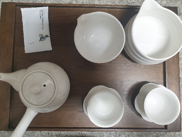 트레이위에 다완, 찻 잔 2개, 퇴수기(말차 다완), 숙우(공도배)가 있다. 패킹된 우롱차도 보인다.