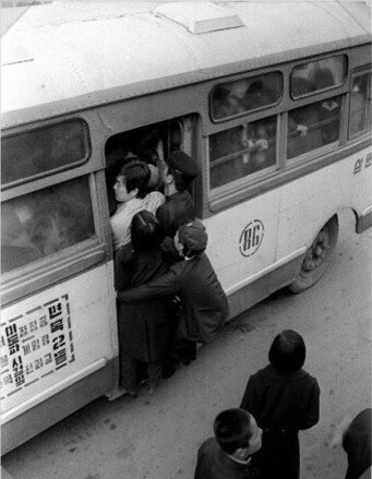옛날-안내양이-있는-시절-출입구에-매달려-버스타는-모습
