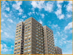 파란 하늘과 아파트