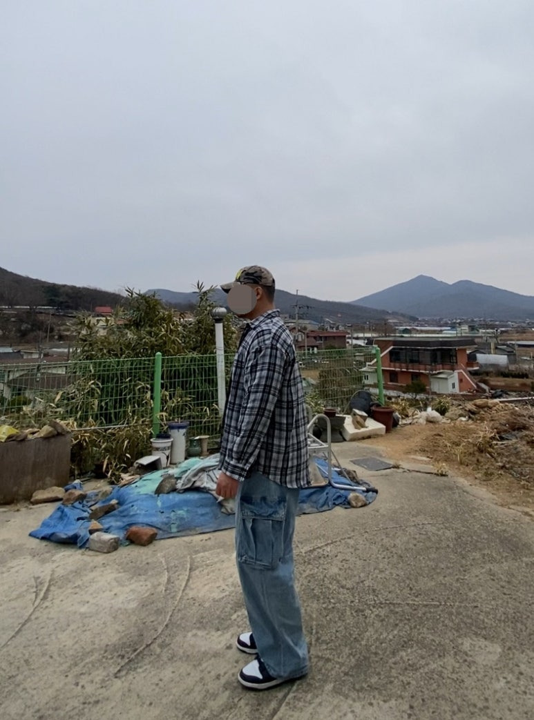 데일리룩('26. 3. 1.)블루썬플라워 SUN로고 카모볼캡, 스탠다드에러 87-STAN134 포켓체크셔츠, 무신사스탠다드 카고팬츠, 나이키 덩크로우 돌고래, 빈티지 십자가 목걸이, 무신사스탠다드 베이직 티셔츠