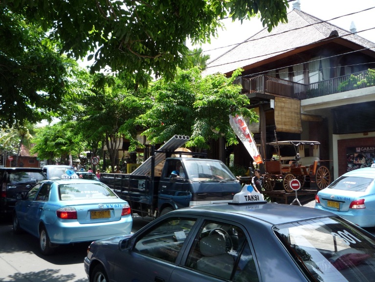 발리 짱구 지역의 복잡한 도로와 오토바이 교통 체증 현황, 디지털 노마드 워케이션의 현실적 불편함