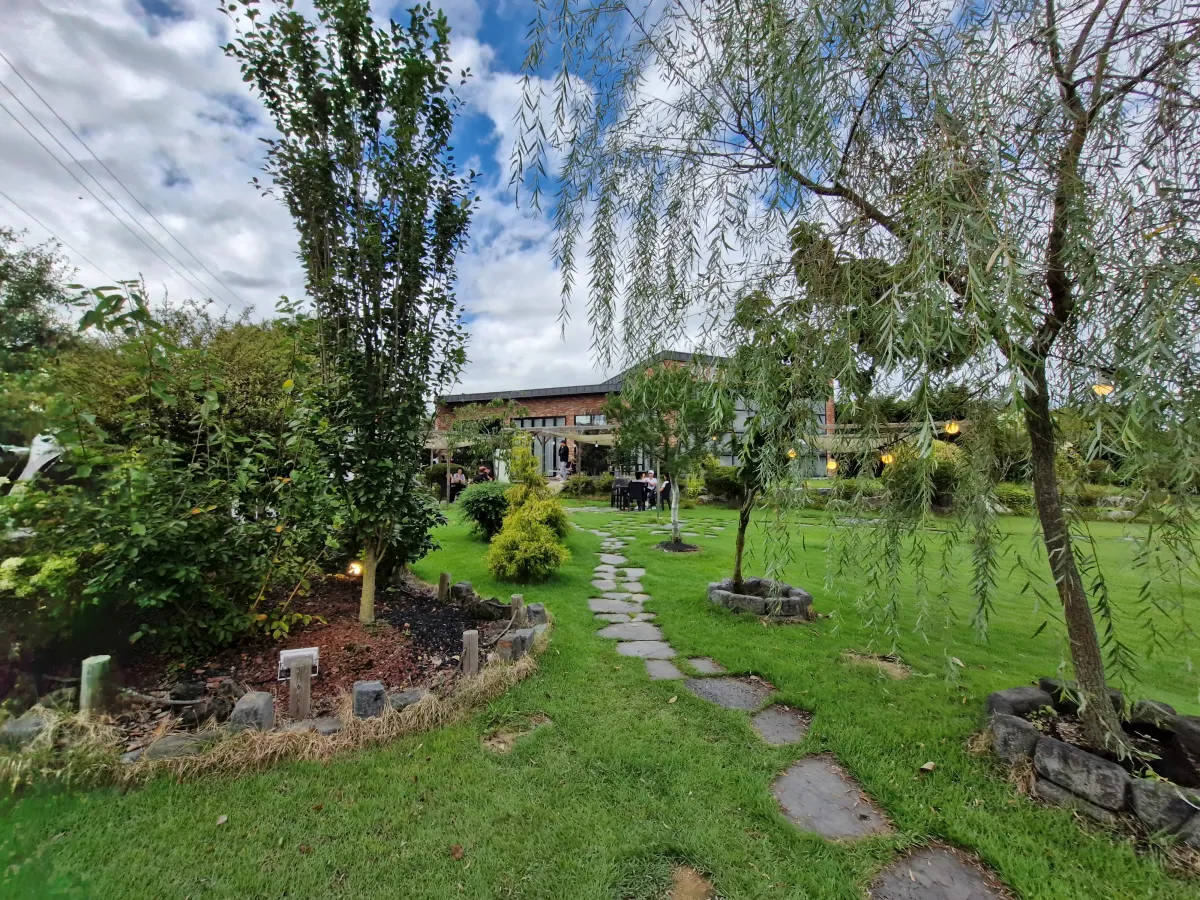 잔디-사이로-보행자통로가-돌로-꾸며져-있다