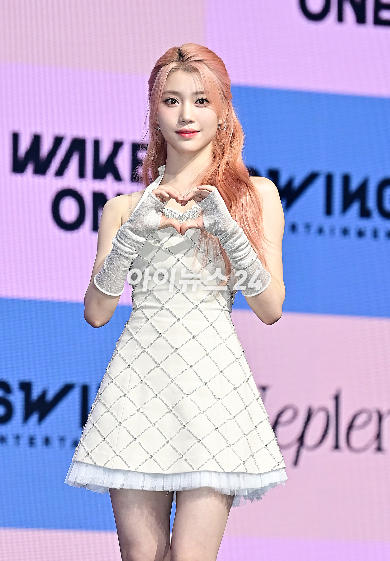 걸그룹 케플러(Kep1er) 샤오팅이 25일 오후 서울 광진구 예스24 라이브홀에서 열린 다섯 번째 미니앨범 'Magic Hour' 쇼케이스에서 포토타임을 갖고 있다. [사진=곽영래 기자]