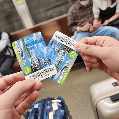 오사카 주유패스를 손에 들고 있는 사진