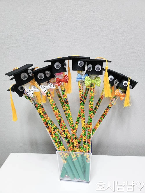 가위바위보 졸업 인형을 화병에 꽂아 연출한 완성 컷