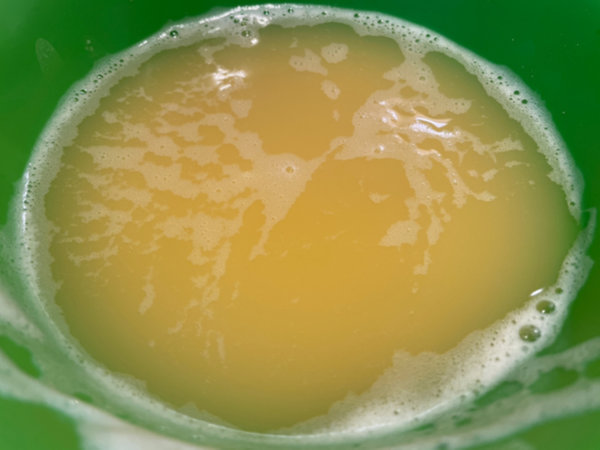 감자전 레시피 - 감자즙이 물과 전분으로 분리됨