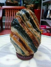 돌-꿈-알록달록한-마름모형의-아름다운 수석이-테이블-위에-멋있게-있음