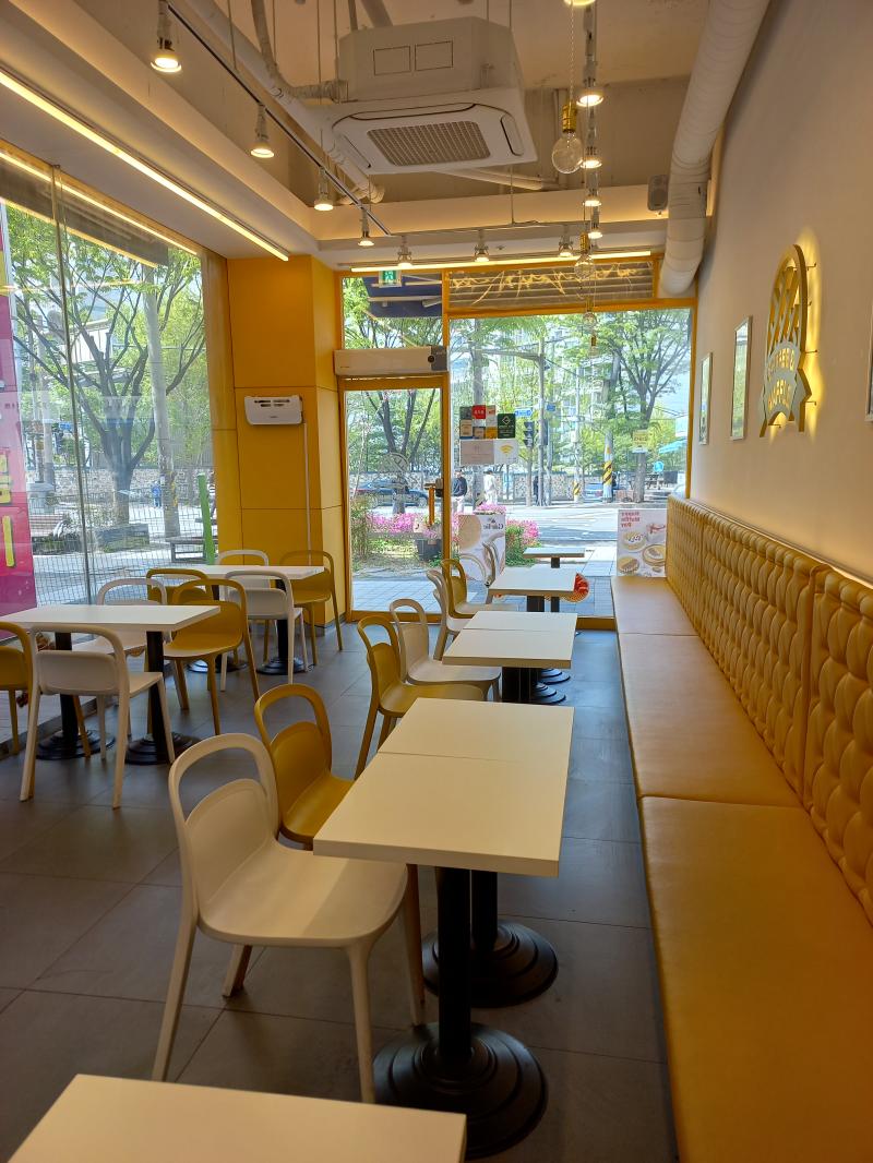 전주 와플대학 송천점 매장 내부