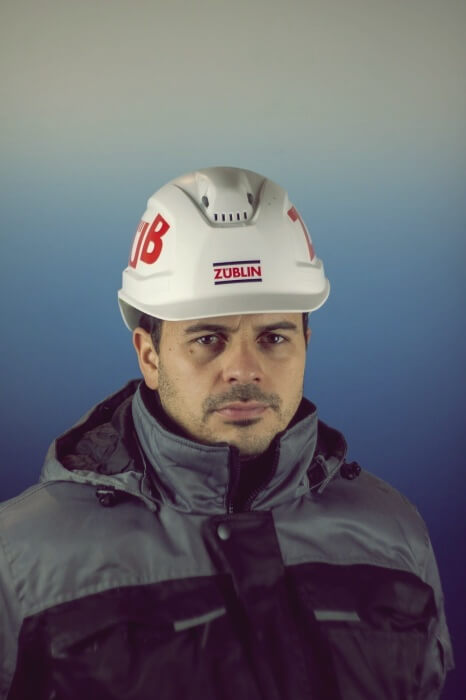 안전모-착용한-건설-근로자