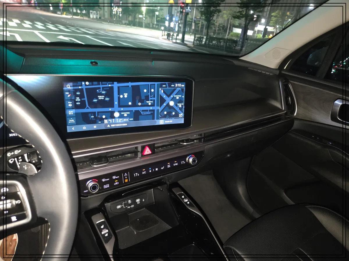 새벽시간-도로에-정차한-차량-내부에서-찍은-사진으로-내비게이션-화면에-주변-지도가-보이고-온도는-17도임