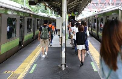 철도 파업과 관련하여 지하철을 이용 중인 시민들의 모습