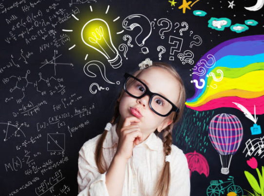 행복을 불러 일으키는 질문을 생각하는 아이 모습의 사진