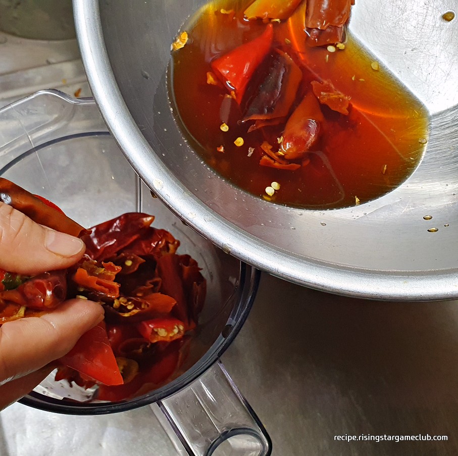 배추겉절이 양념으로 들어갈 물에 불린 홍고추 8개를 믹서기 통에 넣는 사진