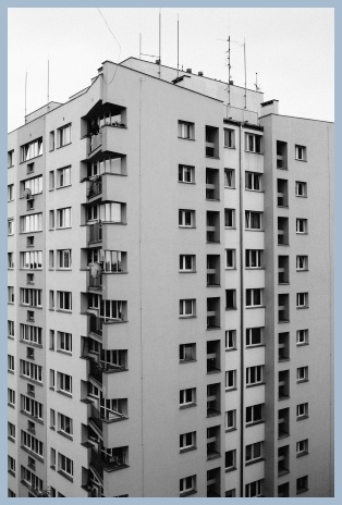 흑백 고층 건물