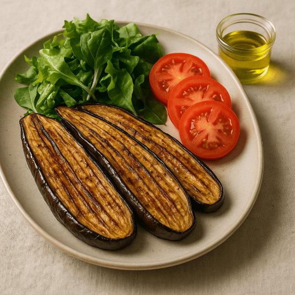 어린잎과 토마토가 곁들여진 가지 스테이크