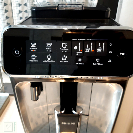 커피머신의 에스프레소 버튼을 눌렀습니다.