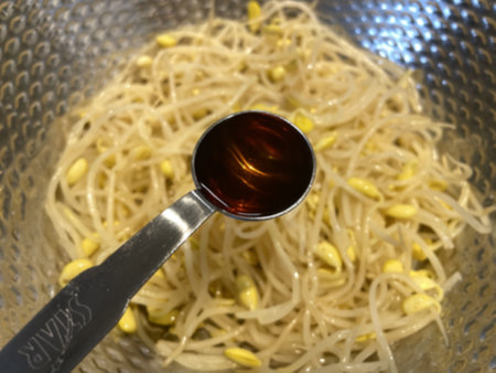 콩나물 무침 맛있게 만드는법 - 참기름은 1작은술만 넣어 담백하게