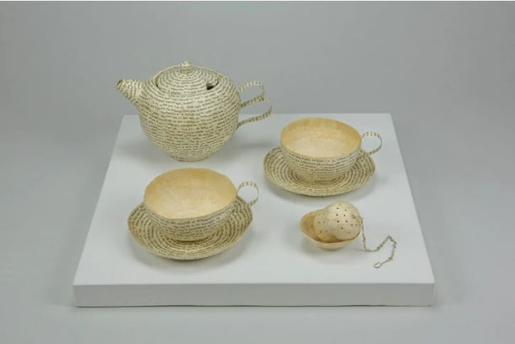 빈티지 책 찢어 일상적 작품 만드는 예술가 VIDEO: Cecilia levy creates sculptures of everyday objects using torn pages from vintage books art 77 shares connections: +430