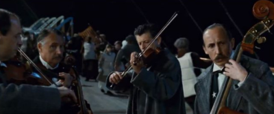 알트태그- 타이타닉호의 연주자들이 배가 침몰하는 순간에도 연주를 이어가고 있다.