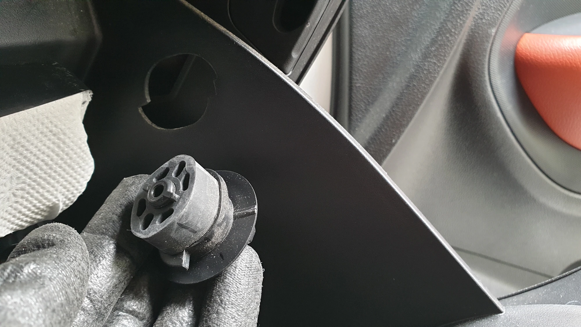 글로브박스 고정부품 뺀 모습