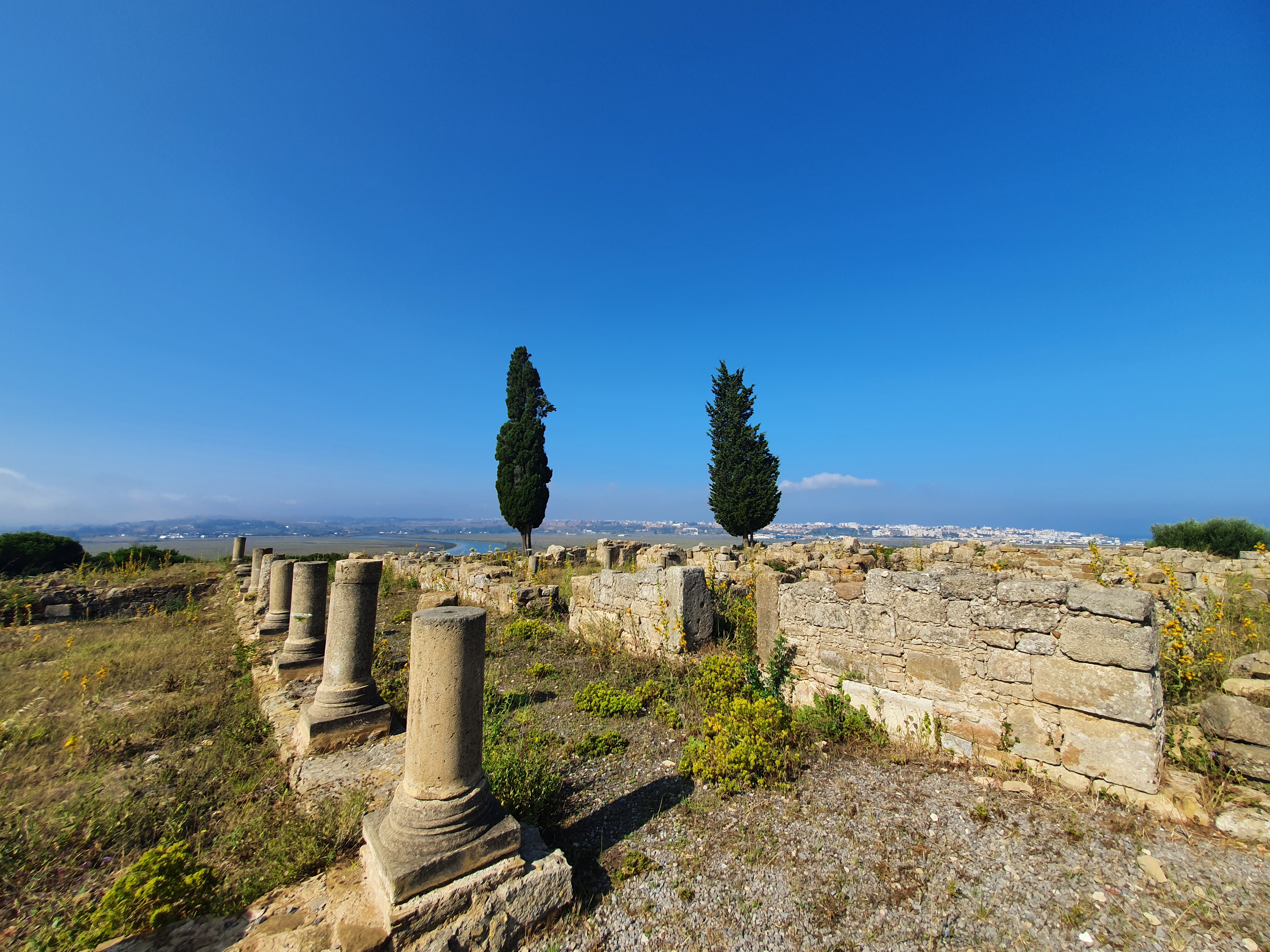 모로코 릭수스 고고학 유적지에서 바라본 라스 르멜 해변과 모래언덕 및 라라슈