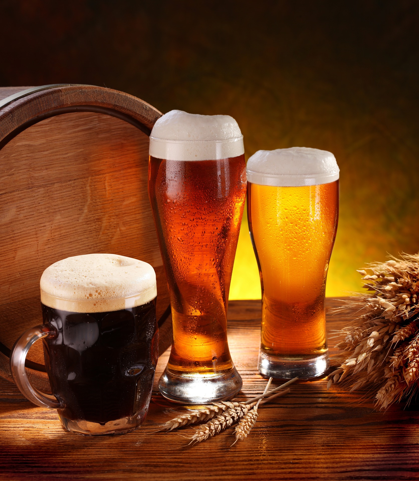 맥주를 담았던 오크통 앞에 맥주 3종류가 서로 다른 3잔의 유리잔에 담겨져 있고, 그 옆에는 보리밀이 진열되어 있는 사진