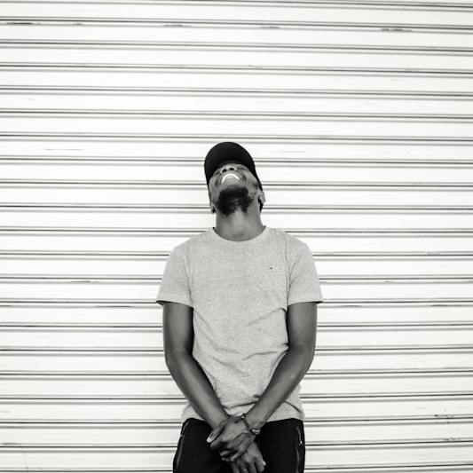 흑백-사진-속-남성이-행복한-모습